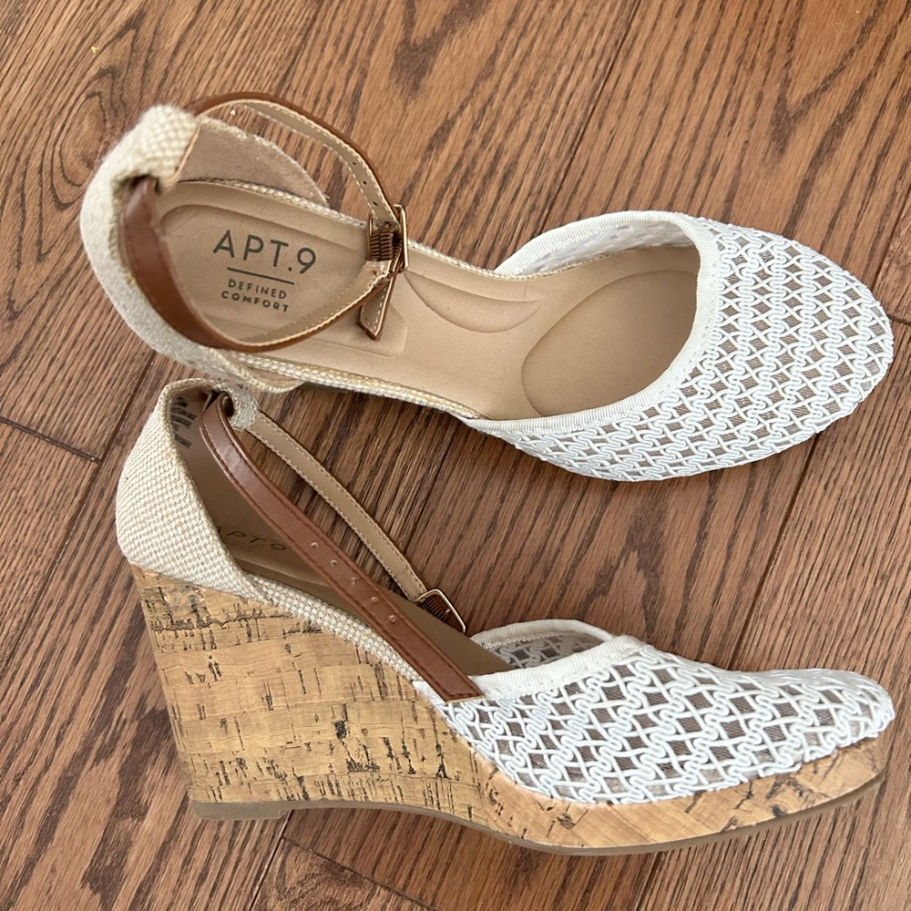 Women’s crochet wedge